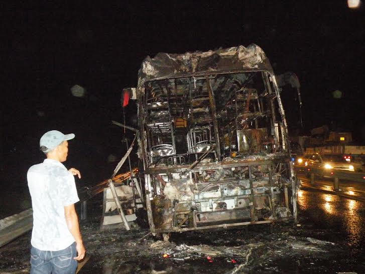 Xe chở 35 khách cháy dữ dội hàng tiếng đồng hồ trên Quốc lộ