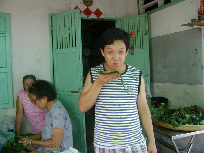 Người đàn bà hơn 50 năm gắn với nghề bánh ú lá tre vào tết Đoan Ngọ