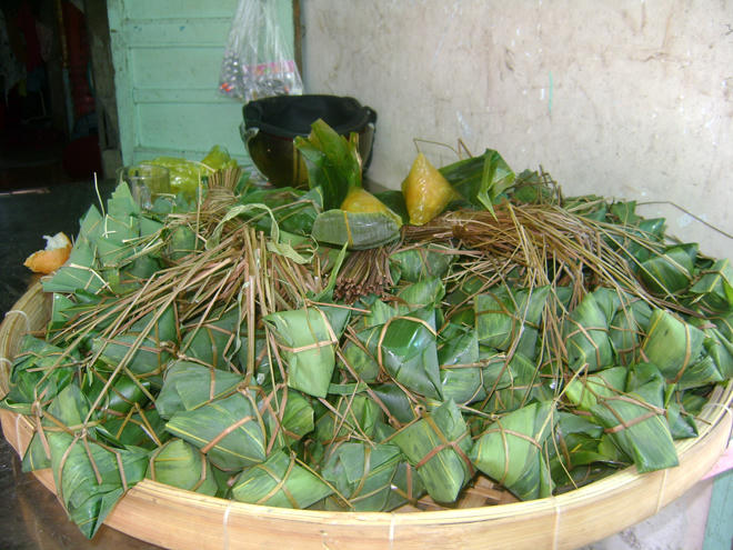 Người đàn bà hơn 50 năm gắn với nghề bánh ú lá tre vào tết Đoan Ngọ