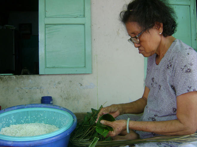 Người đàn bà hơn 50 năm gắn với nghề bánh ú lá tre vào tết Đoan Ngọ