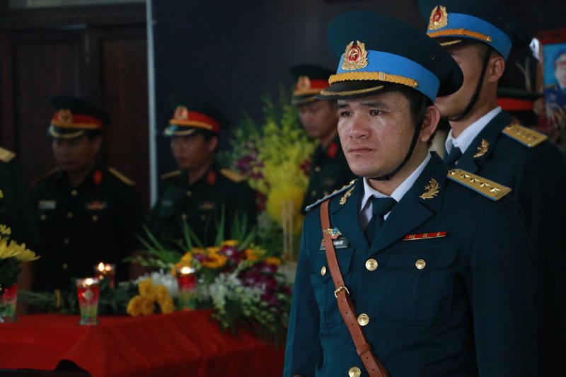 Đồng đội không kìm nổi nước mắt tiễn đưa Đại tá Trần Quang Khải 