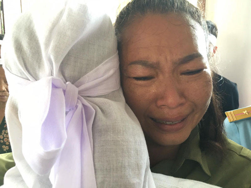 Đồng đội không kìm nổi nước mắt tiễn đưa Đại tá Trần Quang Khải 