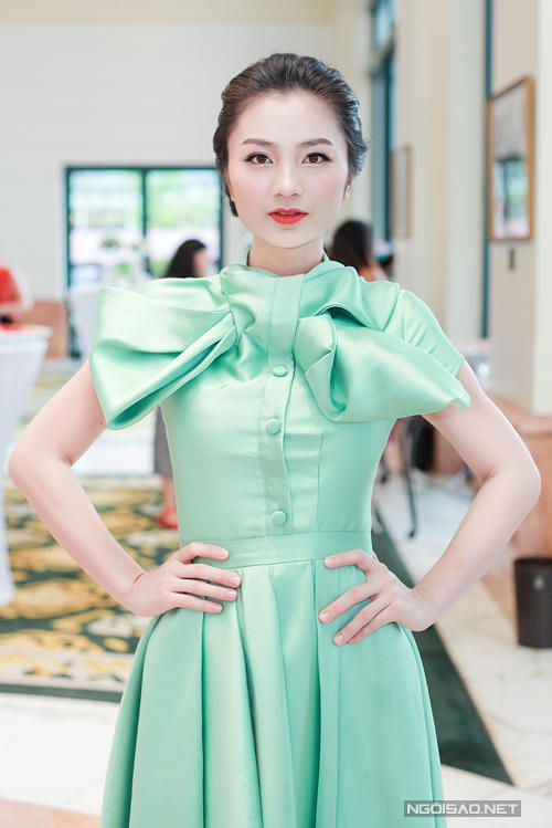 Thời trang 'mẹ bỉm sữa' khiến trai tân cũng ngẩn ngơ