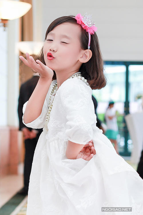 Thời trang 'mẹ bỉm sữa' khiến trai tân cũng ngẩn ngơ