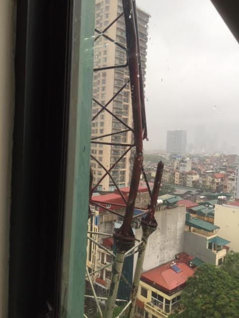Cột thu sóng đổ giữa Hà Nội, một nhân viên văn phòng thiệt mạng