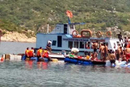 Sập nhà hàng nổi ở Ninh Thuận, 2 du khách trẻ thiệt mạng dưới biển