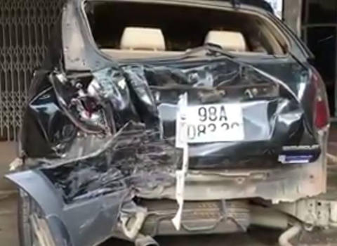 Bé trai 13 tuổi lái xe khách đâm loạn xạ trên đường Bắc Giang