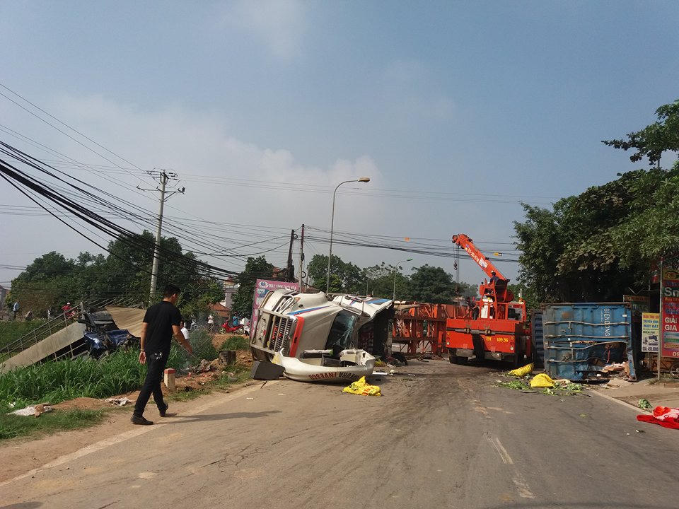 Tai nạn kinh động làng quê, 2 người chết, 1 người trọng thương