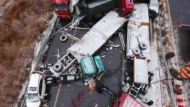 Kinh hoàng cảnh tượng hàng chục xe tải đâm nhau trên đường Trung Quốc