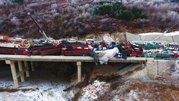 Kinh hoàng cảnh tượng hàng chục xe tải đâm nhau trên đường Trung Quốc