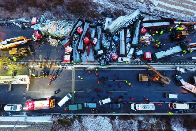 Kinh hoàng cảnh tượng hàng chục xe tải đâm nhau trên đường Trung Quốc