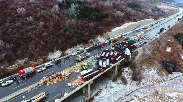 Kinh hoàng cảnh tượng hàng chục xe tải đâm nhau trên đường Trung Quốc