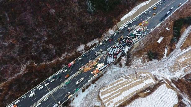 Kinh hoàng cảnh tượng hàng chục xe tải đâm nhau trên đường Trung Quốc