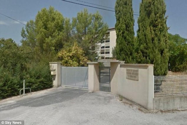 Pháp lại chấn động với vụ kẻ đeo mặt nạ bắt 70 con tin