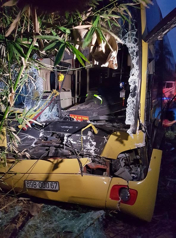 Xe giường nằm cuốn 2 phụ nữ vào gầm, tông sập nhà dân