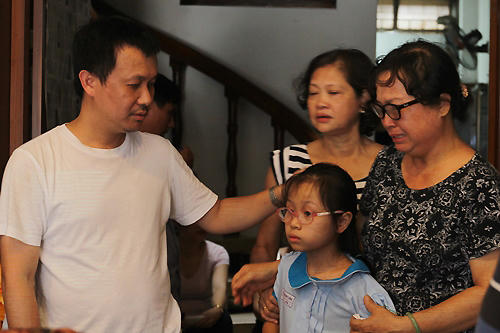 Vợ ca sĩ Quang Lý không kìm nổi nước mắt khi hồi tưởng về chồng