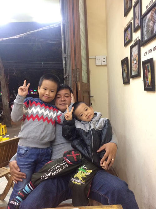 Tông vào taxi, bé trai lớp 2 gây sốt vì đứng đợi xin lỗi 