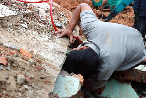 Sạt lở vùi 10 căn nhà ở Nha Trang, ít nhất 2 người chết