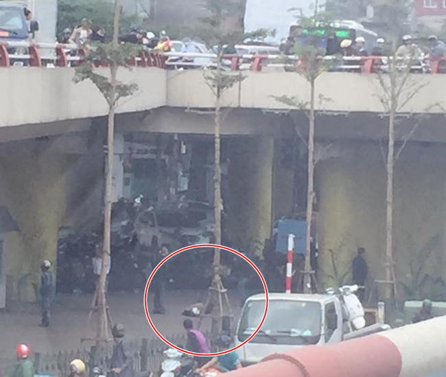 Xe máy va xe đạp điện, người đàn ông văng khỏi cầu Chương Dương