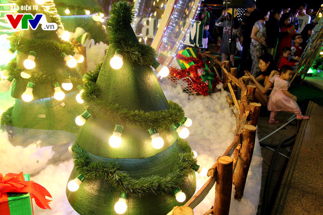 Những cây thông Noel khổng lồ tại Hà Nội