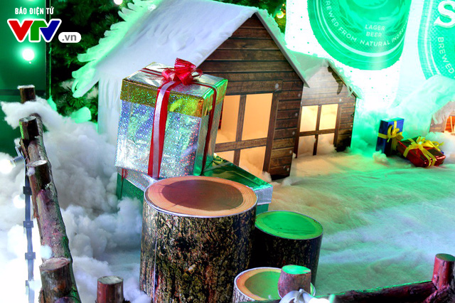 Những cây thông Noel khổng lồ tại Hà Nội