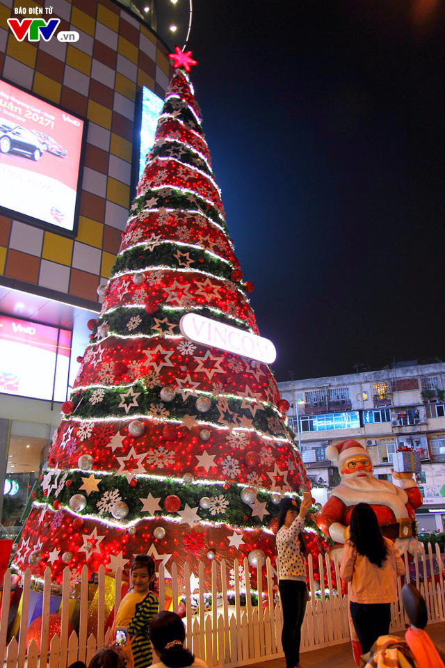 Những cây thông Noel khổng lồ tại Hà Nội