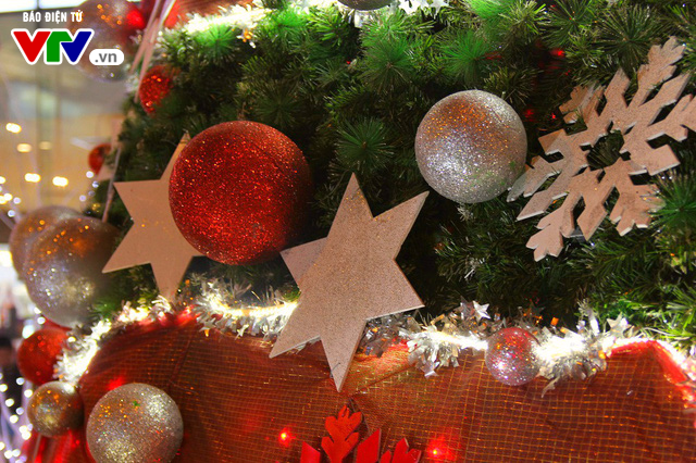 Những cây thông Noel khổng lồ tại Hà Nội