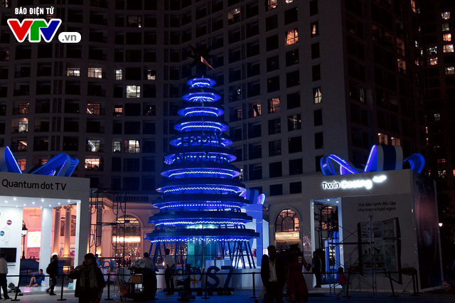 Những cây thông Noel khổng lồ tại Hà Nội