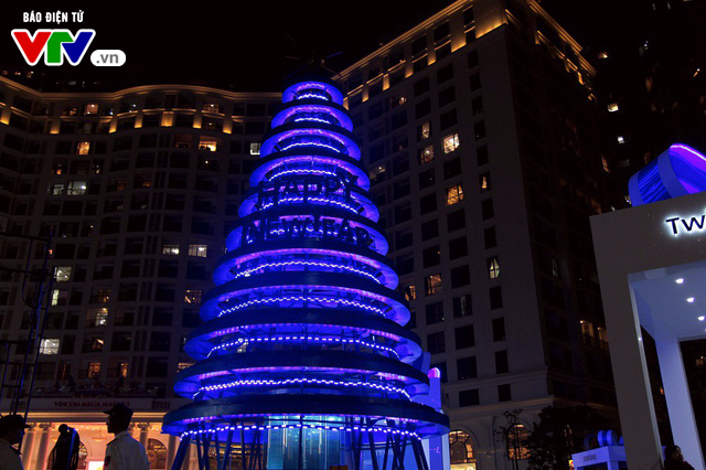 Những cây thông Noel khổng lồ tại Hà Nội