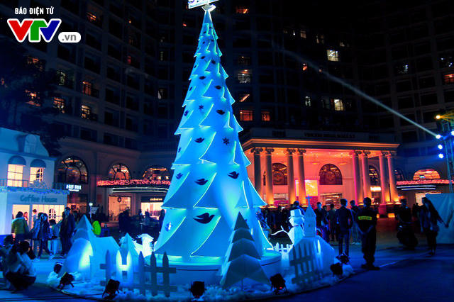 Những cây thông Noel khổng lồ tại Hà Nội