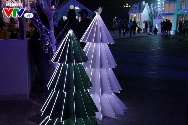 Những cây thông Noel khổng lồ tại Hà Nội