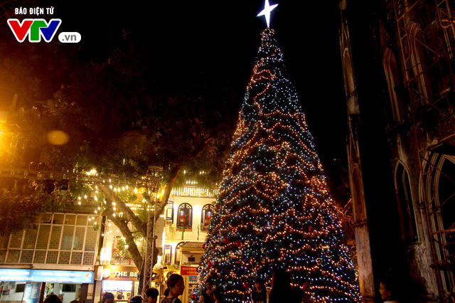 Những cây thông Noel khổng lồ tại Hà Nội