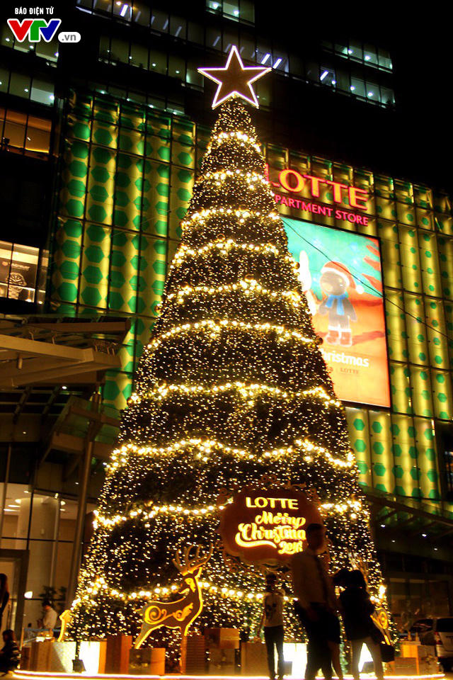 Những cây thông Noel khổng lồ tại Hà Nội