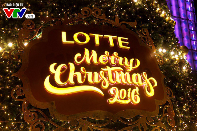 Những cây thông Noel khổng lồ tại Hà Nội