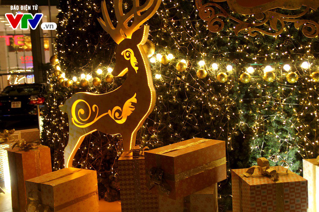 Những cây thông Noel khổng lồ tại Hà Nội