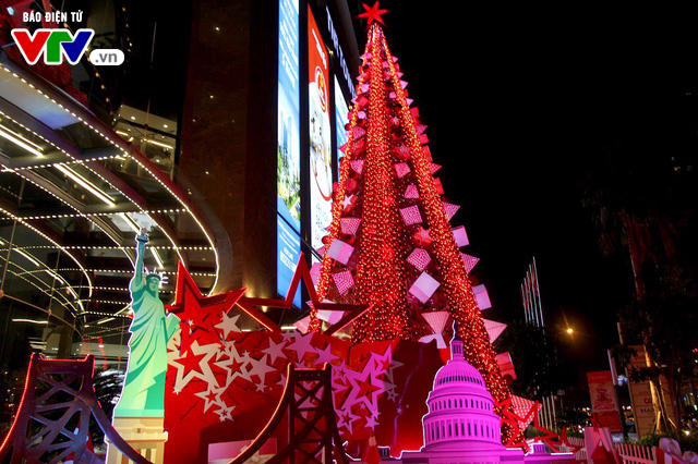 Những cây thông Noel khổng lồ tại Hà Nội