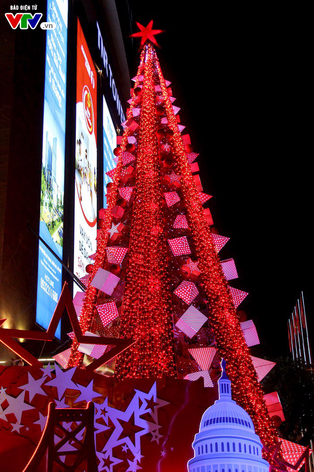 Những cây thông Noel khổng lồ tại Hà Nội