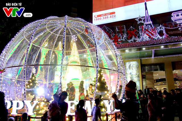 Những cây thông Noel khổng lồ tại Hà Nội