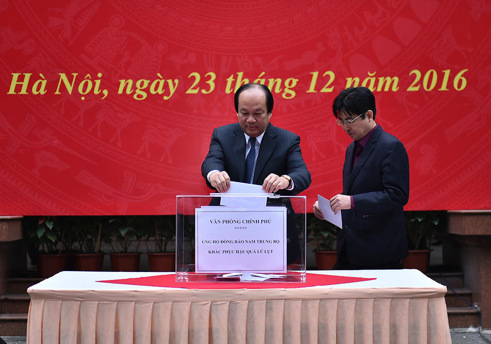Lãnh đạo Chính phủ quyên góp ủng hộ đồng bào bị lũ lụt