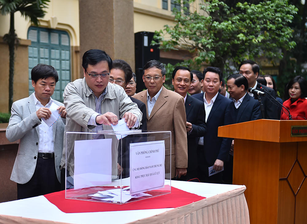 Lãnh đạo Chính phủ quyên góp ủng hộ đồng bào bị lũ lụt