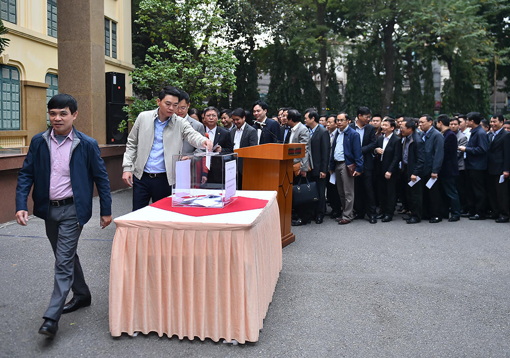 Lãnh đạo Chính phủ quyên góp ủng hộ đồng bào bị lũ lụt