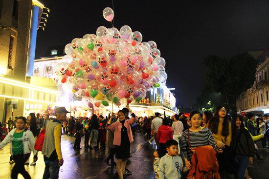 Người xe chen nhau đón Giáng sinh ở Hà Nội, Đà Nẵng, TP HCM 