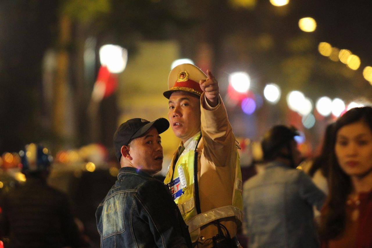 Người xe chen nhau đón Giáng sinh ở Hà Nội, Đà Nẵng, TP HCM 