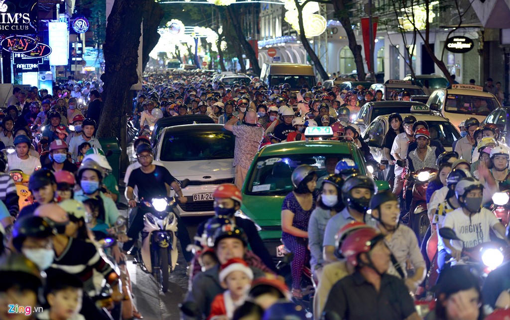 Người xe chen nhau đón Giáng sinh ở Hà Nội, Đà Nẵng, TP HCM 