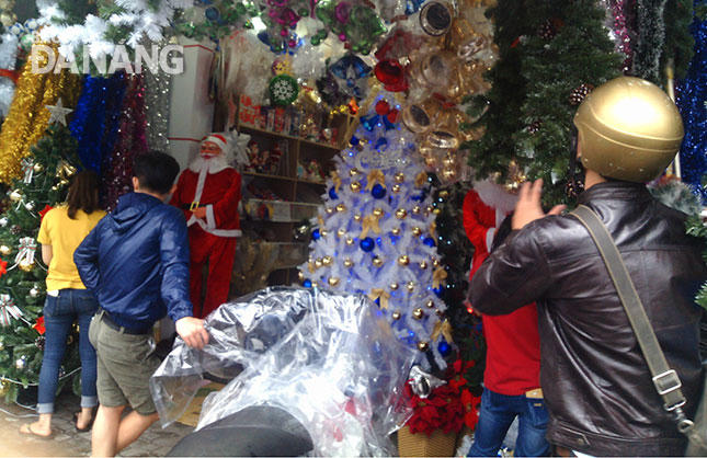 Người xe chen nhau đón Giáng sinh ở Hà Nội, Đà Nẵng, TP HCM 