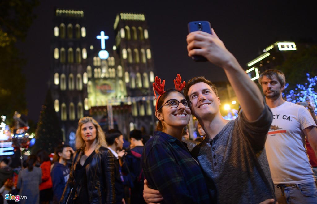 Người xe chen nhau đón Giáng sinh ở Hà Nội, Đà Nẵng, TP HCM 