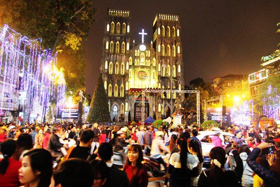 Người xe chen nhau đón Giáng sinh ở Hà Nội, Đà Nẵng, TP HCM 