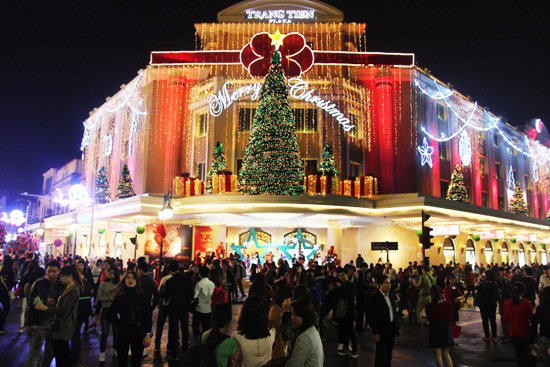 Người xe chen nhau đón Giáng sinh ở Hà Nội, Đà Nẵng, TP HCM 