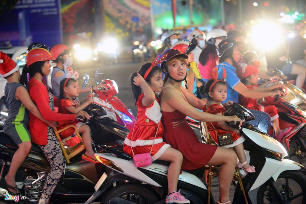 Người xe chen nhau đón Giáng sinh ở Hà Nội, Đà Nẵng, TP HCM 