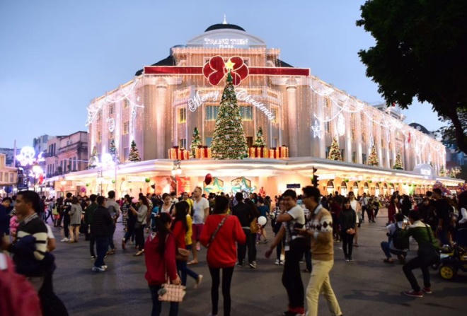 Người xe chen nhau đón Giáng sinh ở Hà Nội, Đà Nẵng, TP HCM 